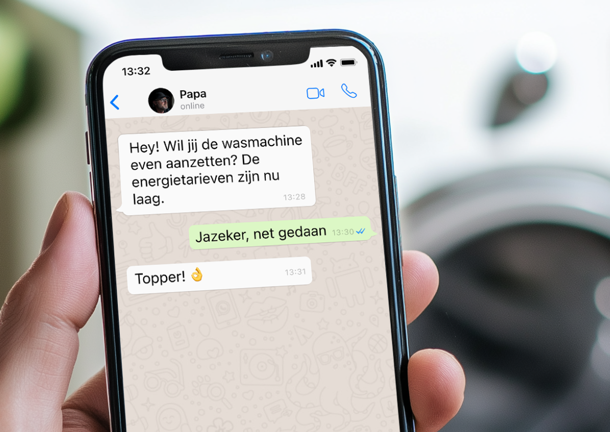 Dynamische energieprijzen conversatie op whatsapp via een smartphone waarin wordt gevraagd om de wasmachine aan te zetten omdat het stroomtarief nu laag is.