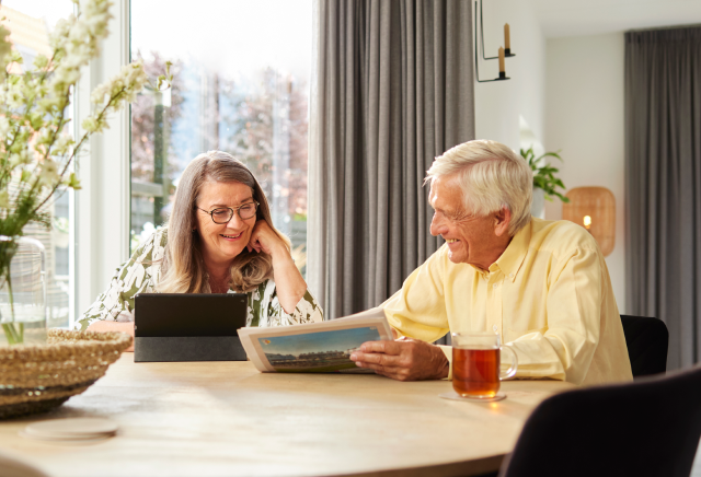 Vrouw zit achter haar laptop